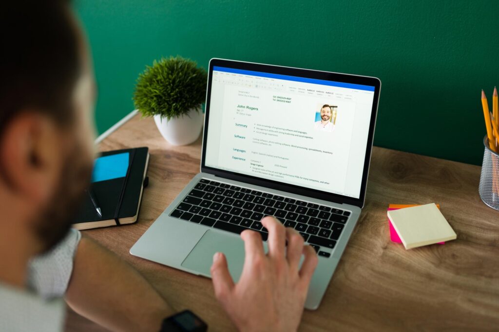 Best 200 Keywords to Include in a CV and Pass ATS Filters